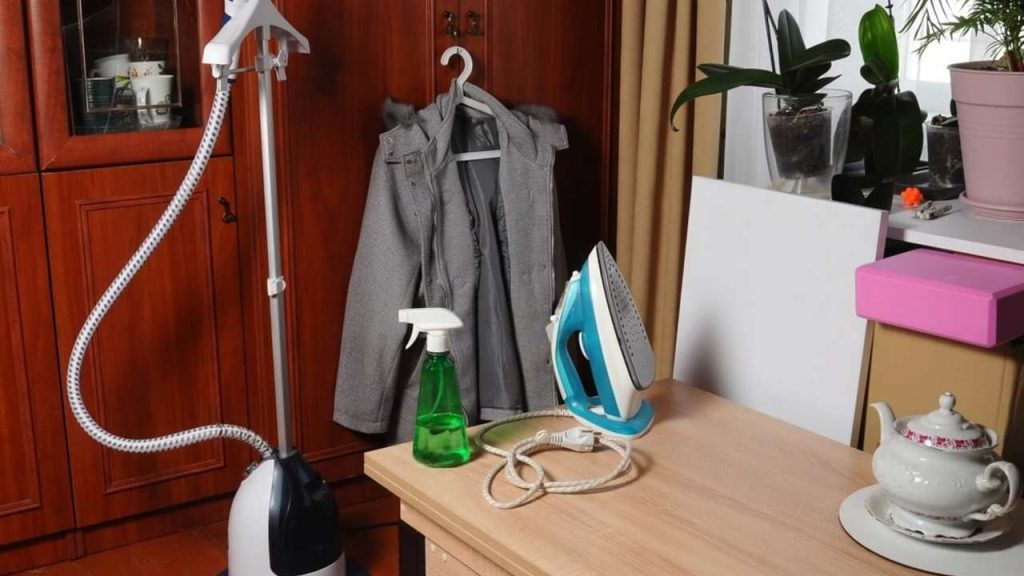 Parný naparovač a žehlička ako klasický spôsob vyhladzovania oblečenia doma