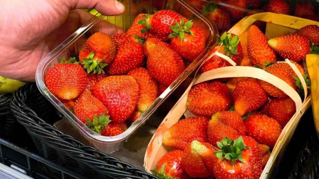 Čerstvé jahody v plastových obaloch, patria medzi ovocie s najvyšším obsahom pesticídov podľa rebríčka Dirty Dozen.