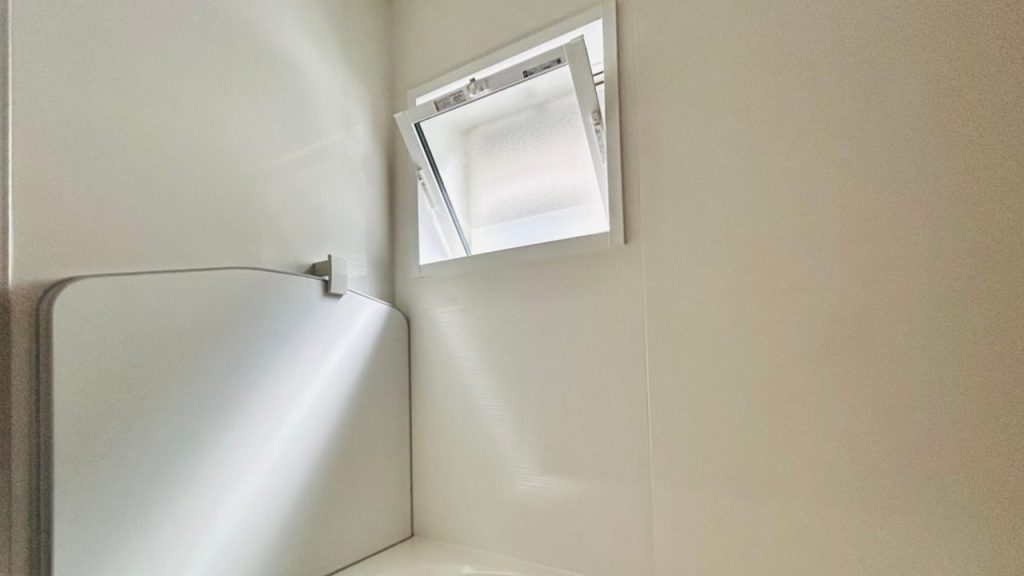 Vetranie kúpeľne otvoreným oknom počas zimy