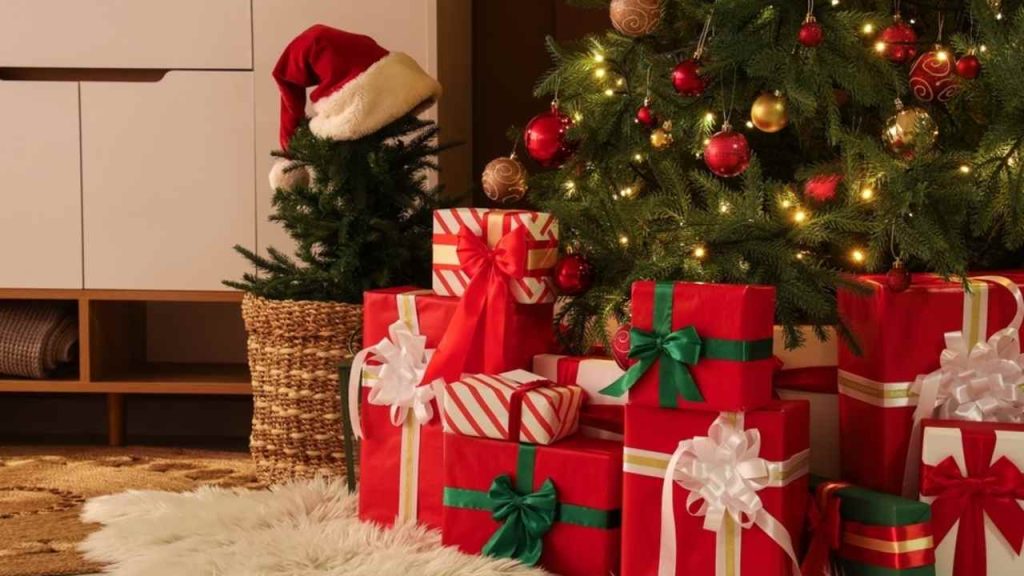 Vianočný stromček s darčekmi v obývačke