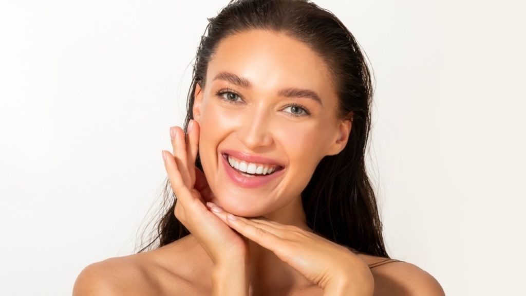 Žena s prirodzene žiarivou a zdravou pleťou