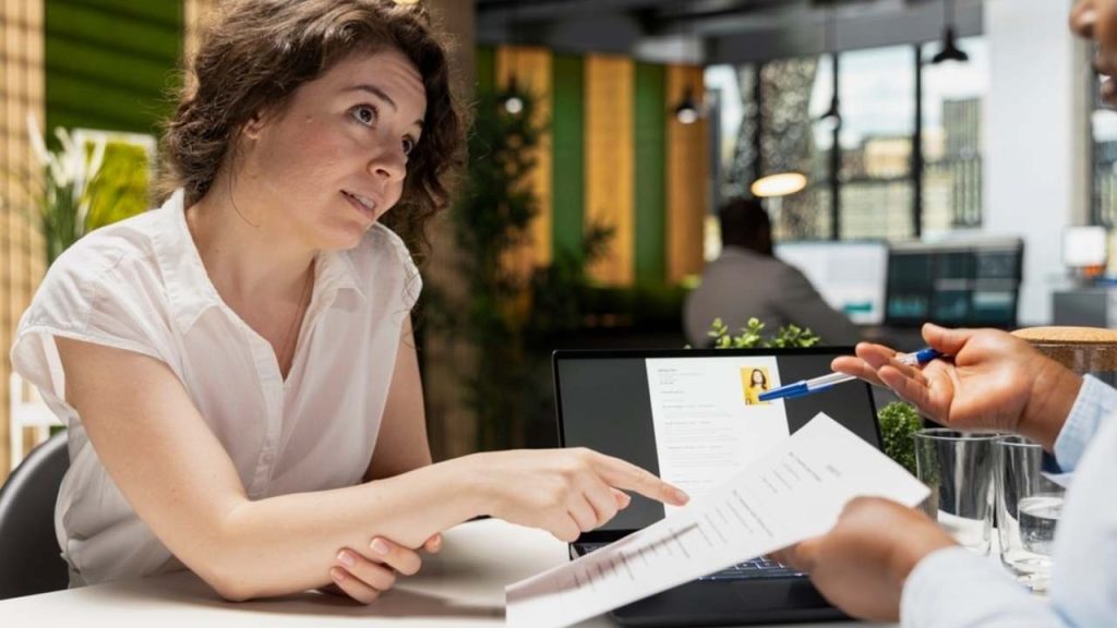 Rozhovor zamestnávateľa a zamestnanca o pracovných benefitoch v kancelárii.