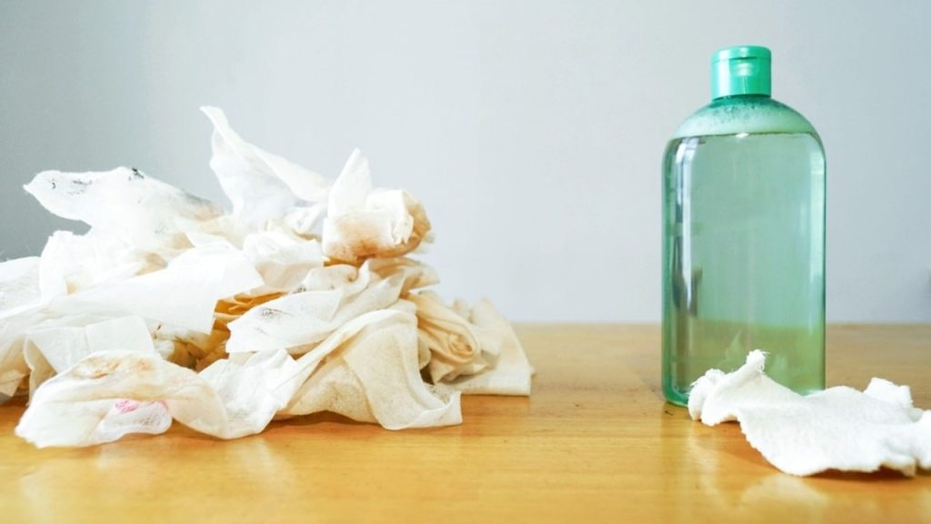 Čistenie goliera páperovej bundy micelárnou vodou