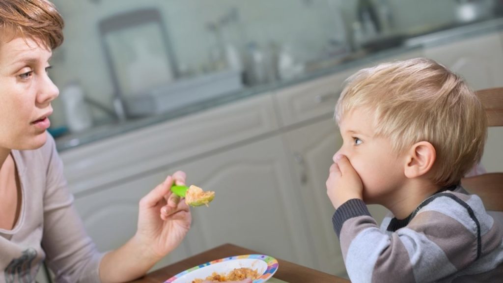 Dieťa odmieta jedlo pri stolovaní, čo ilustruje odlišné detské chute