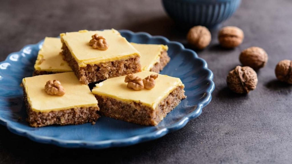 Domáci koláč s orechmi a jemnou textúrou