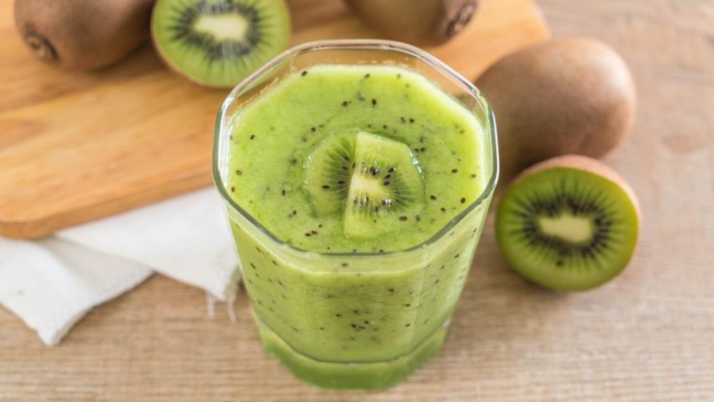 Smoothie z kiwi pripravené z celého plodu