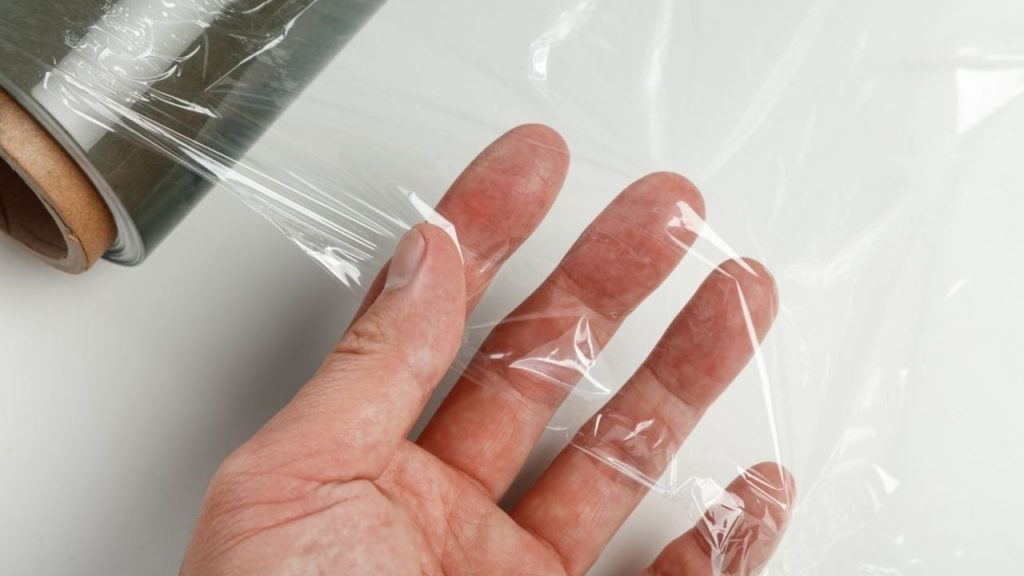 Potravinová fólia a ruka pripravujúca porciovanie droždia pred zmrazením