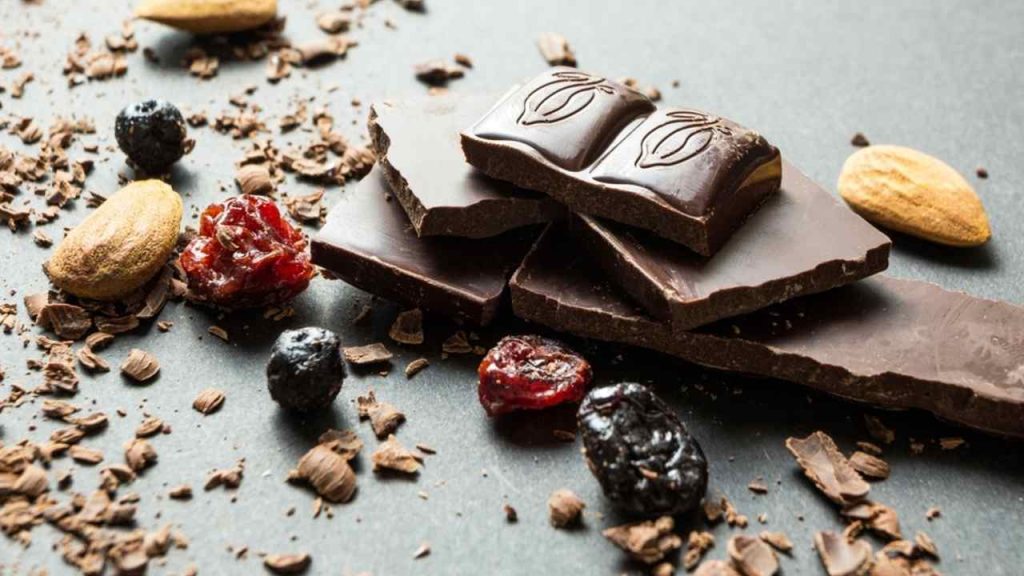 Horká čokoláda s orechmi a sušeným ovocím ako rozumná sladká alternatíva