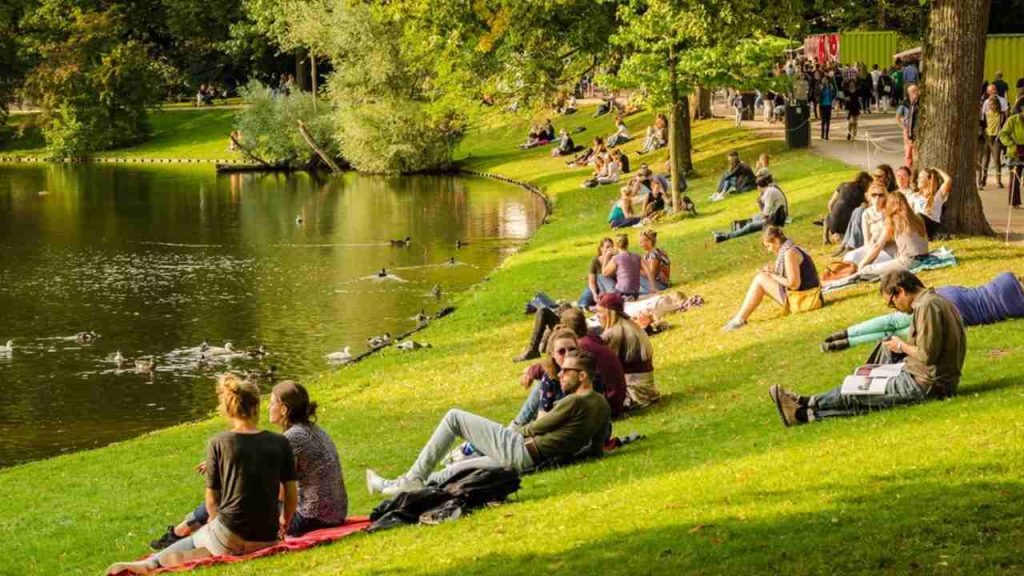 Ľudia oddychujú v mestskom parku ako súčasť pokojného mestského života