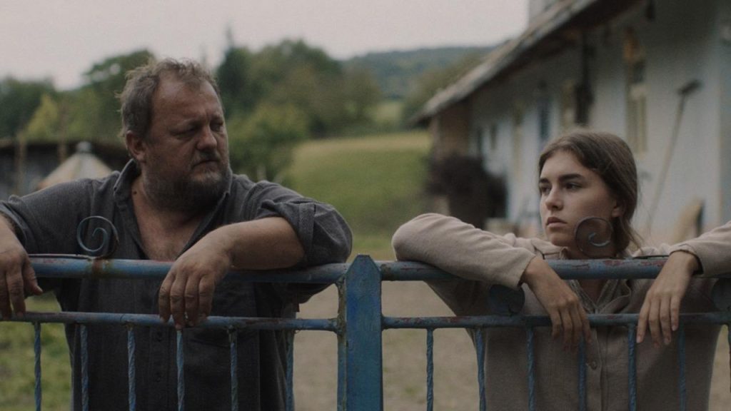 Scéna z filmu Potopa: otec a dcéra pri bráne v rusínskej dedine