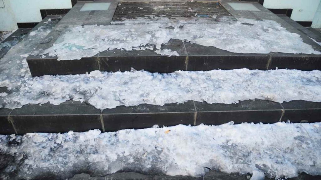 Zľadovatené schody pred domom v zime