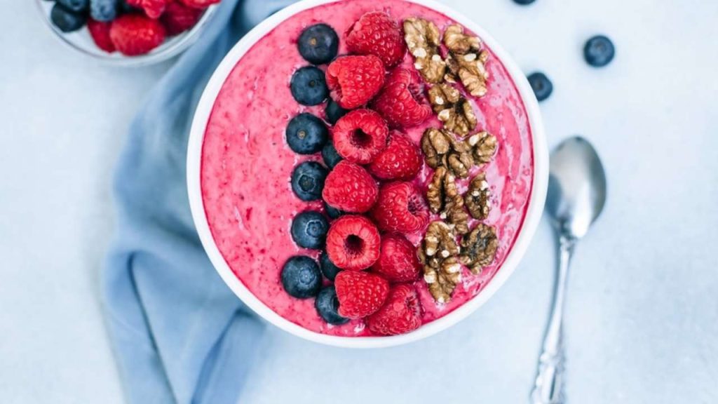 Acai miska so smoothie, malinami, čučoriedkami, vlašskými orechmi, tekvicovými semienkami a sezamom