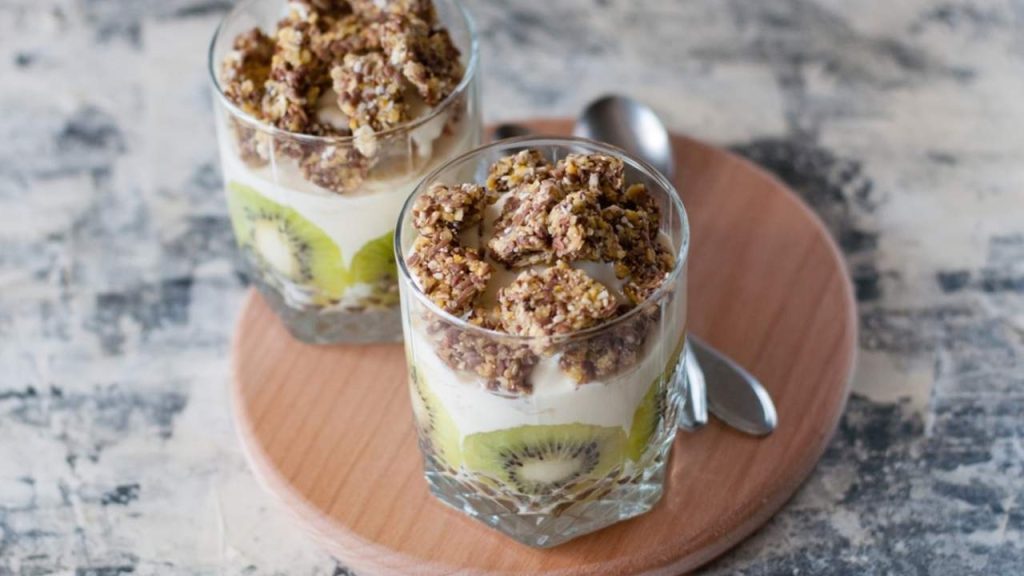 Zdravá večerná maškrta z gréckeho jogurtu, kiwi a orechov v pohároch