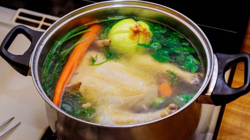 Domáci vývar, ktorý sa pomaly varí na miernom ohni