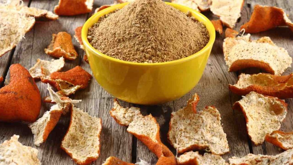 Domáca výživa z pomarančových šupiek – sušené šupky rozmixované na prášok pre kyslomilné rastliny