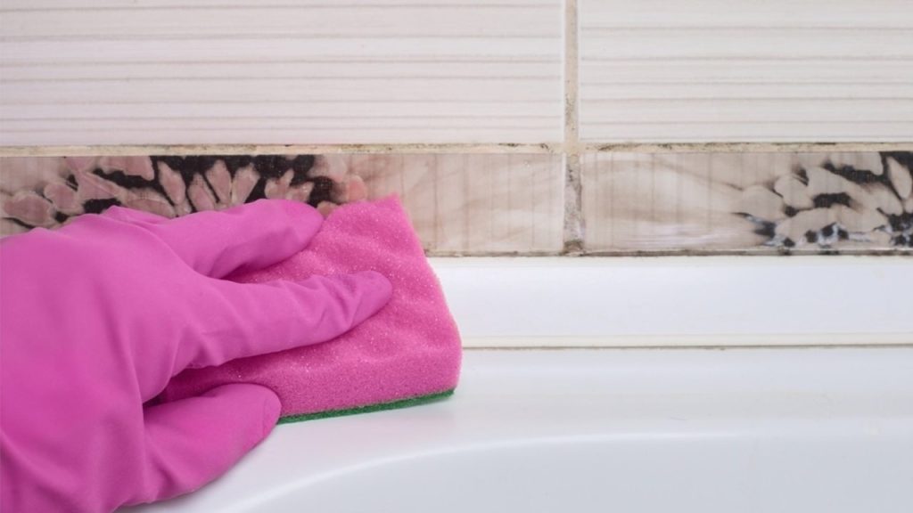 Čistenie plesne zo škár v kúpeľni pomocou domáceho prostriedku
