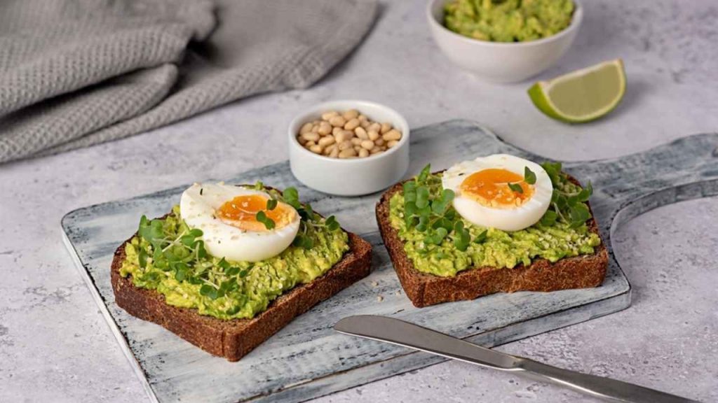 Non avo toast s hráškovým guacamole a vajíčkom ako lacná náhrada avokádového toastu