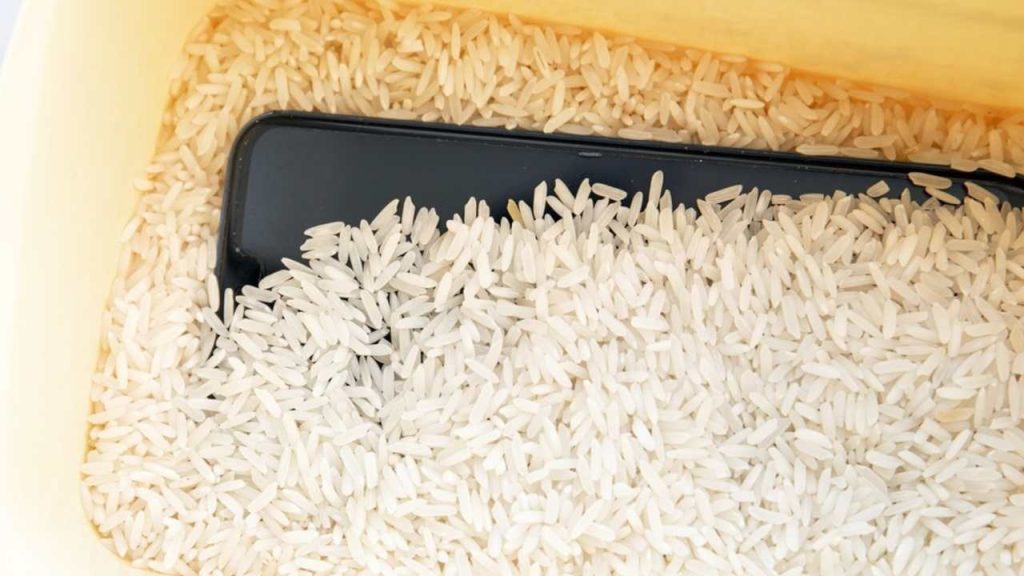 Mobil uložený v ryži ako domáci trik na pohltenie vlhkosti po zatečení vodou