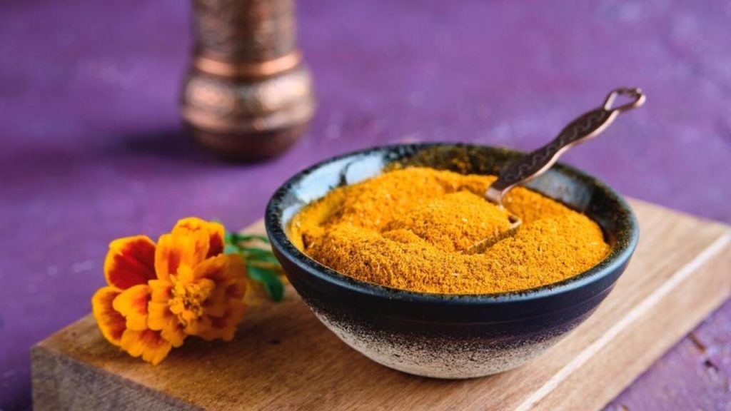 Imeretský šafran v miske – mletá korenina z aksamietnice z Gruzínska