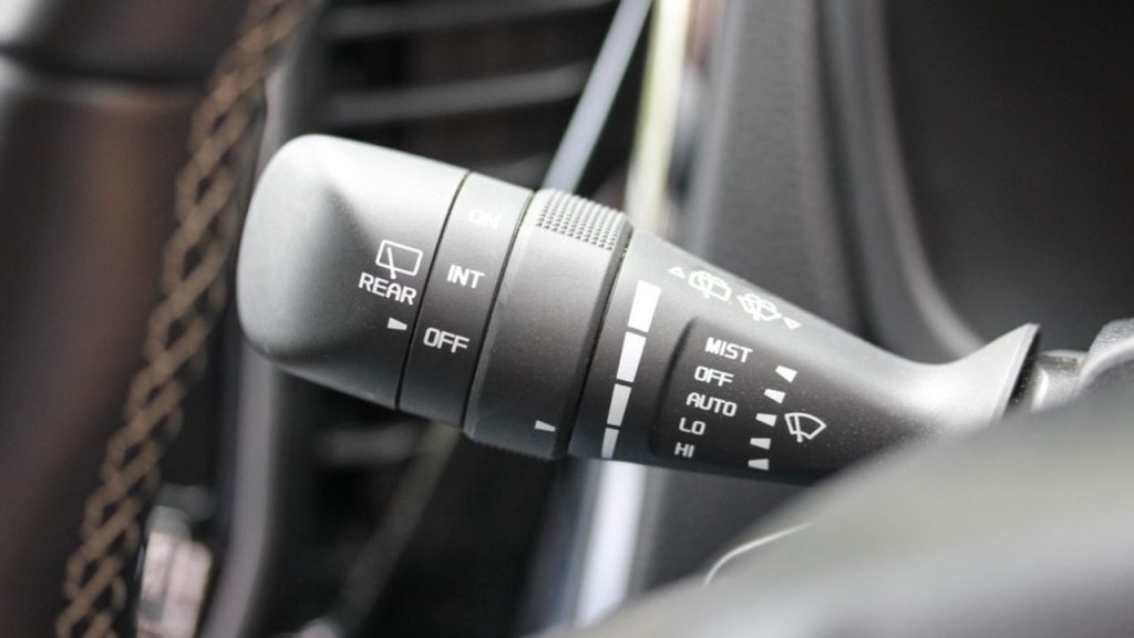 Ovládanie stieračov na páčke v interiéri auta