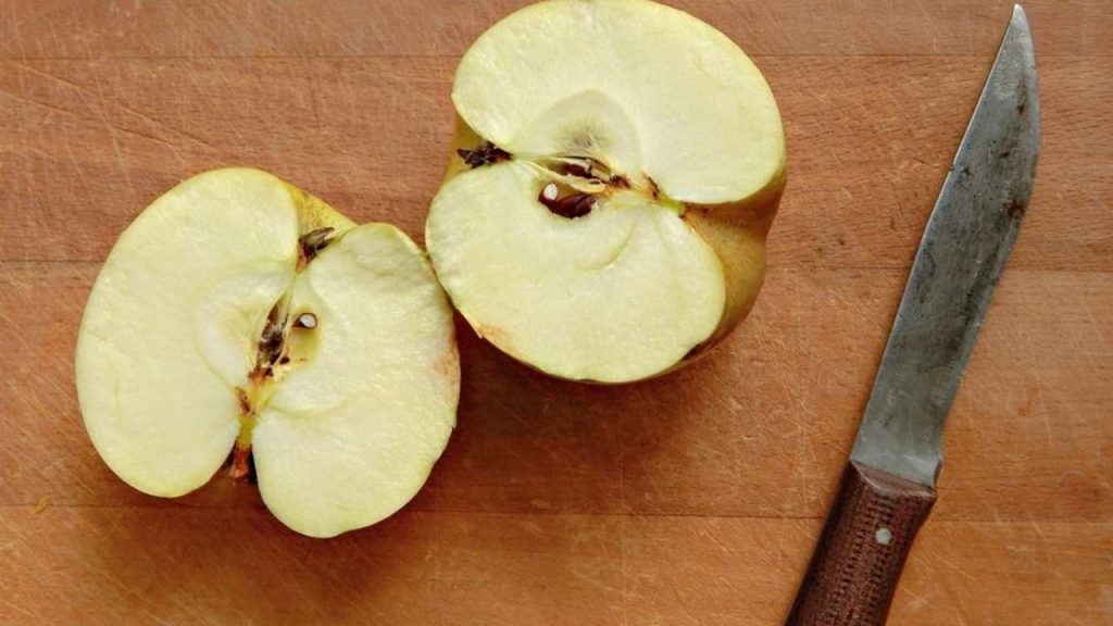 Rozkrojené jablko s viditeľnými jadierkami
