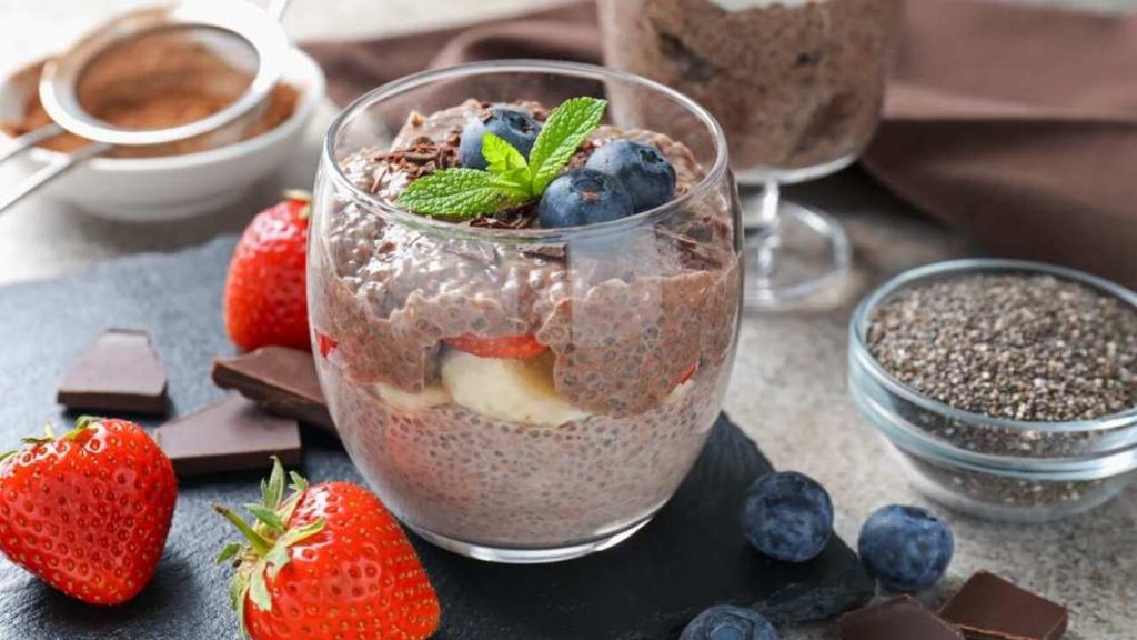 Čokoládový chia puding s jahodami, banánom a čučoriedkami v sklenenom pohári