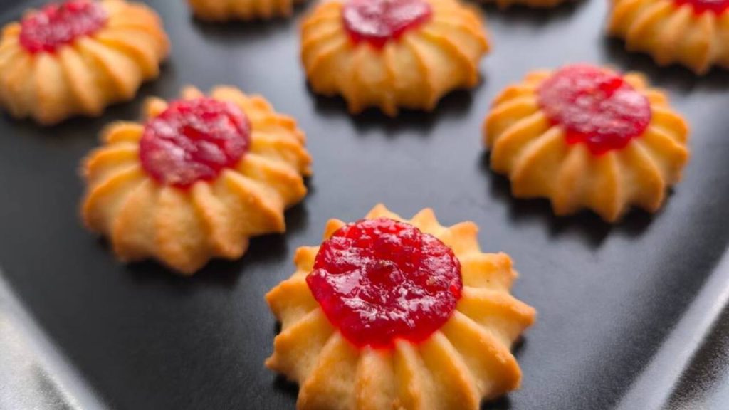 Krehké pudingové sušienky s marmeládou na plechu pred pečením