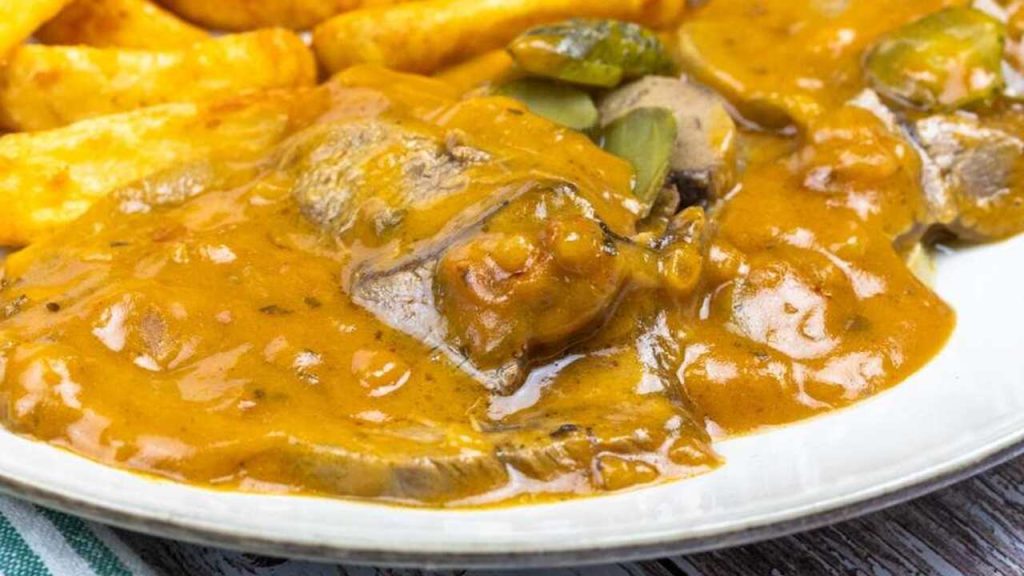 Bravčové mäso v hustej horčicovej omáčke s pečenými zemiakmi, tradičné domáce jedlo