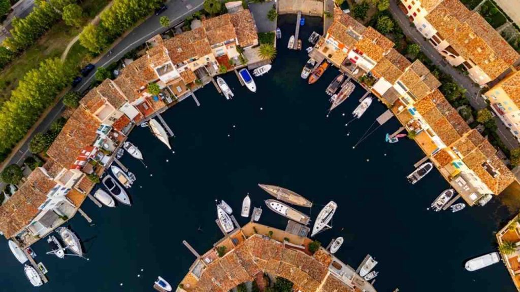 Port Grimaud pri Saint-Tropez – luxusný prístav na Azúrovom pobreží, kde sa nakrúca seriál Biely lotos