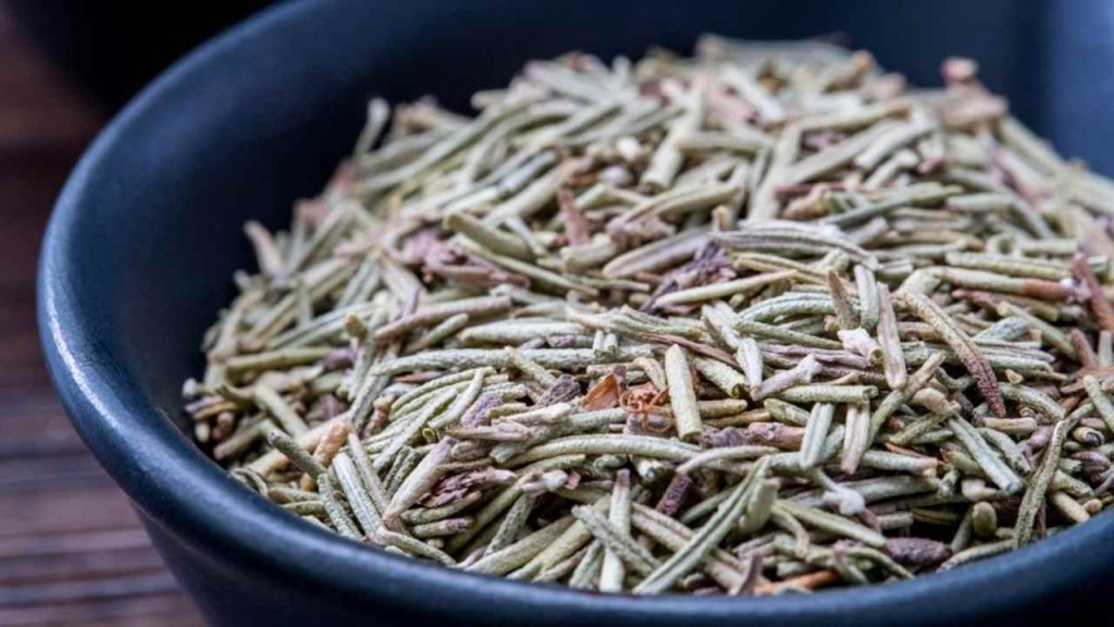 Sušený rozmarín v miske pripravený na domáce použitie