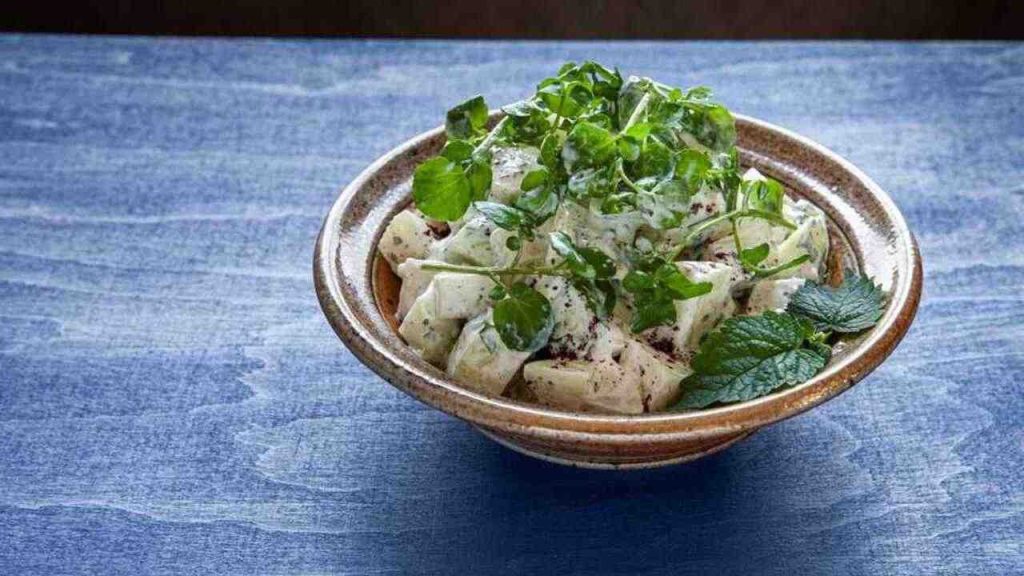 Zemiakový šalát so žeruchou potočnou a bylinkovým dresingom v keramickej miske