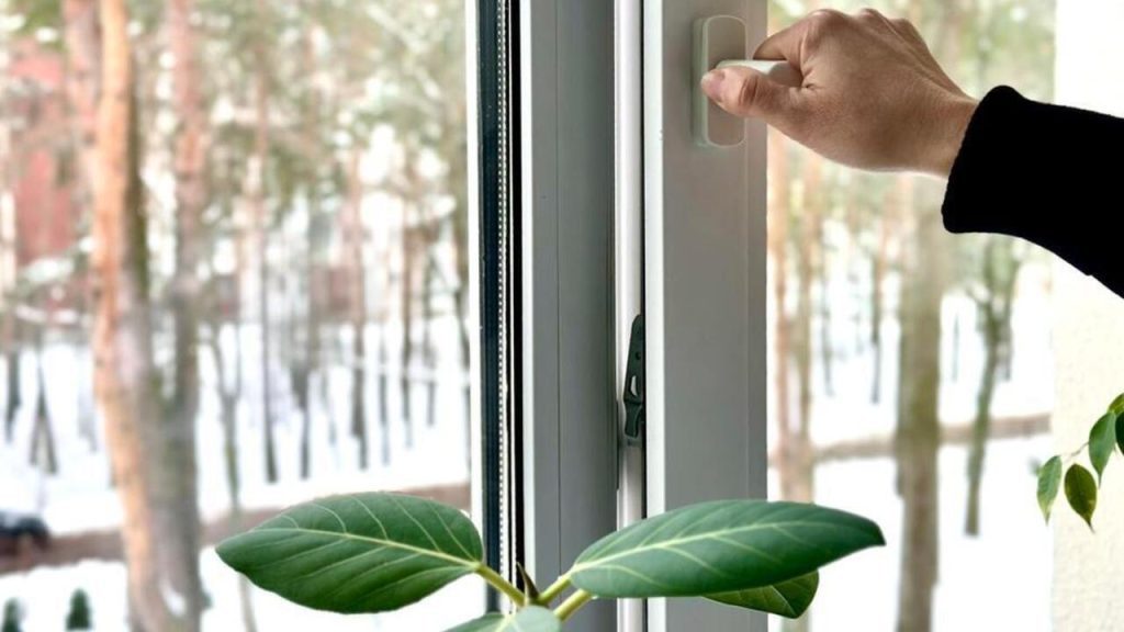 Otváranie okna počas zimy na vetranie bytu a zníženie vlhkosti