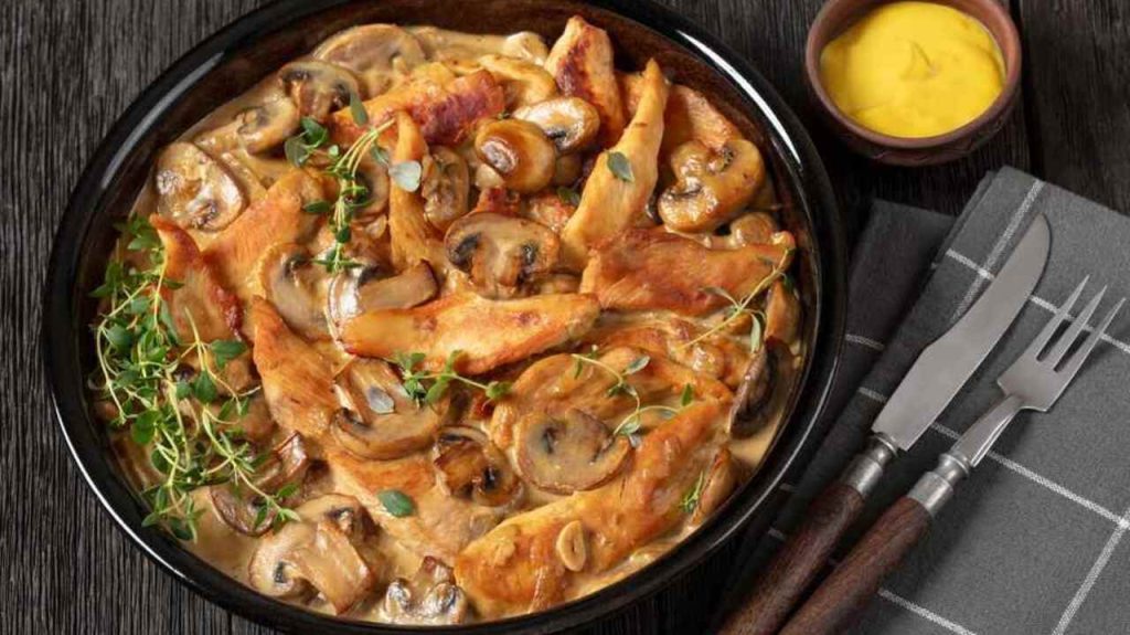 Kuracie prsia v krémovej hubovej omáčke so šampiňónmi na panvici