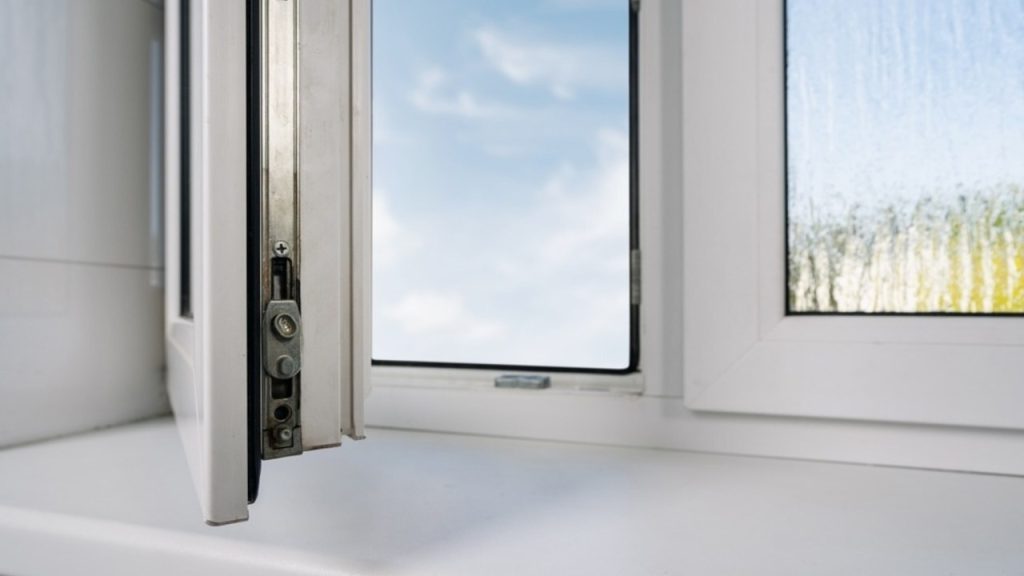 Vetraná kúpeľňa miestnosť so zníženou vlhkosťou vzduchu