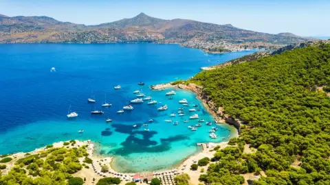 Aegina Grécko – tyrkysové more, loďky a zelené kopce