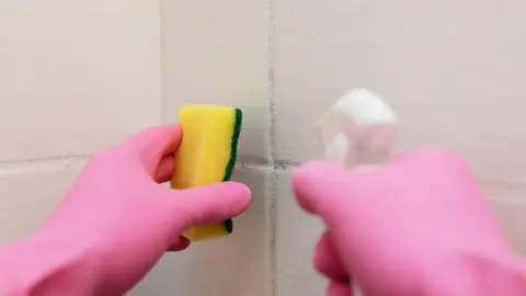 Čistenie škár medzi dlaždicami sódou a peroxidom
