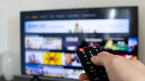 Počas búrky nestačí len vypnúť televízor – experti radia, čo spraviť, aby ste predišli poškodeniu