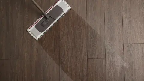 Lesklá drevená podlaha po vyčistení domácim roztokom z octu a oleja“