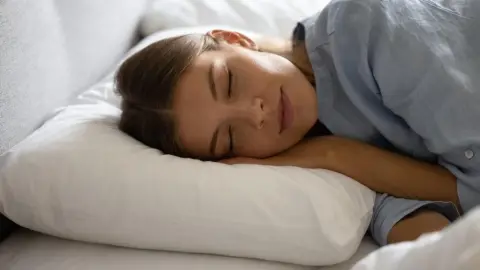 Spiaca žena po ľahkej večeri a večernom relaxe