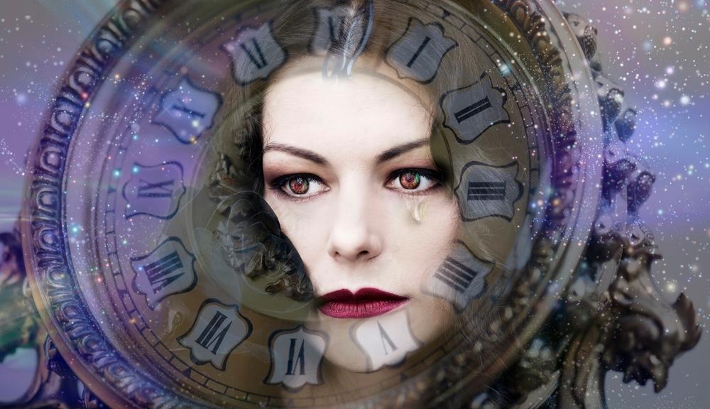Portrét ženy s výrazným makijažom, zobrazený v kombinácii s hodinami a planetárnym pozadím, symbolizujúci astrologické vplyvy a čas.