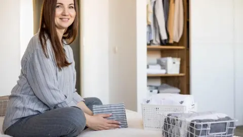 Žena skladá oblečenie podľa japonskej metódy KonMari