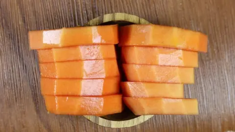 Papája nakrájaná na plátky v miske