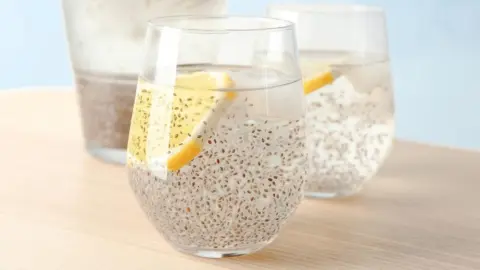 Pohár chia vody s citrónom po 20 minútach napučania semienok.