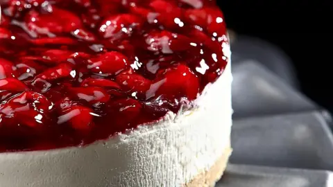 Mascarpone torta s višňovou fruželinou na tmavom pozadí
