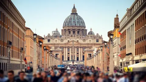 Preplnené ulice pred Bazilikou sv. Petra vo Vatikáne plné turistov