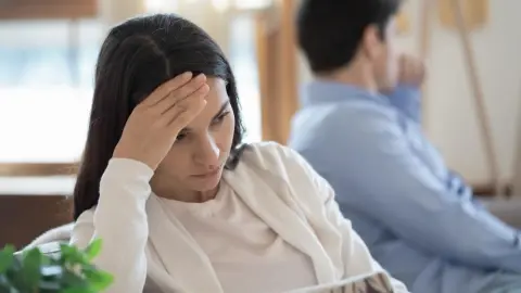 Partneri sedia chrbtom k sebe a mlčia – signál problémov vo vzťahu