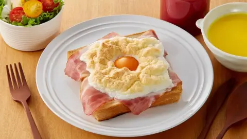 Vaječný obláčik na toaste so slaninou, podávaný s kávou a šalátom