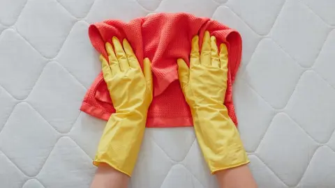 Čistenie matraca pomocou handričky a gumených rukavíc