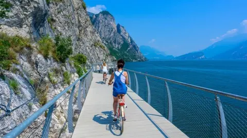 Ciclopista del Garda – cyklotrasa zavesená nad jazerom Garda v Taliansku