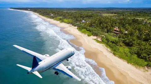 Lietadlo nad tropickou plážou v Thajsku – letenky zadarmo pre turistov